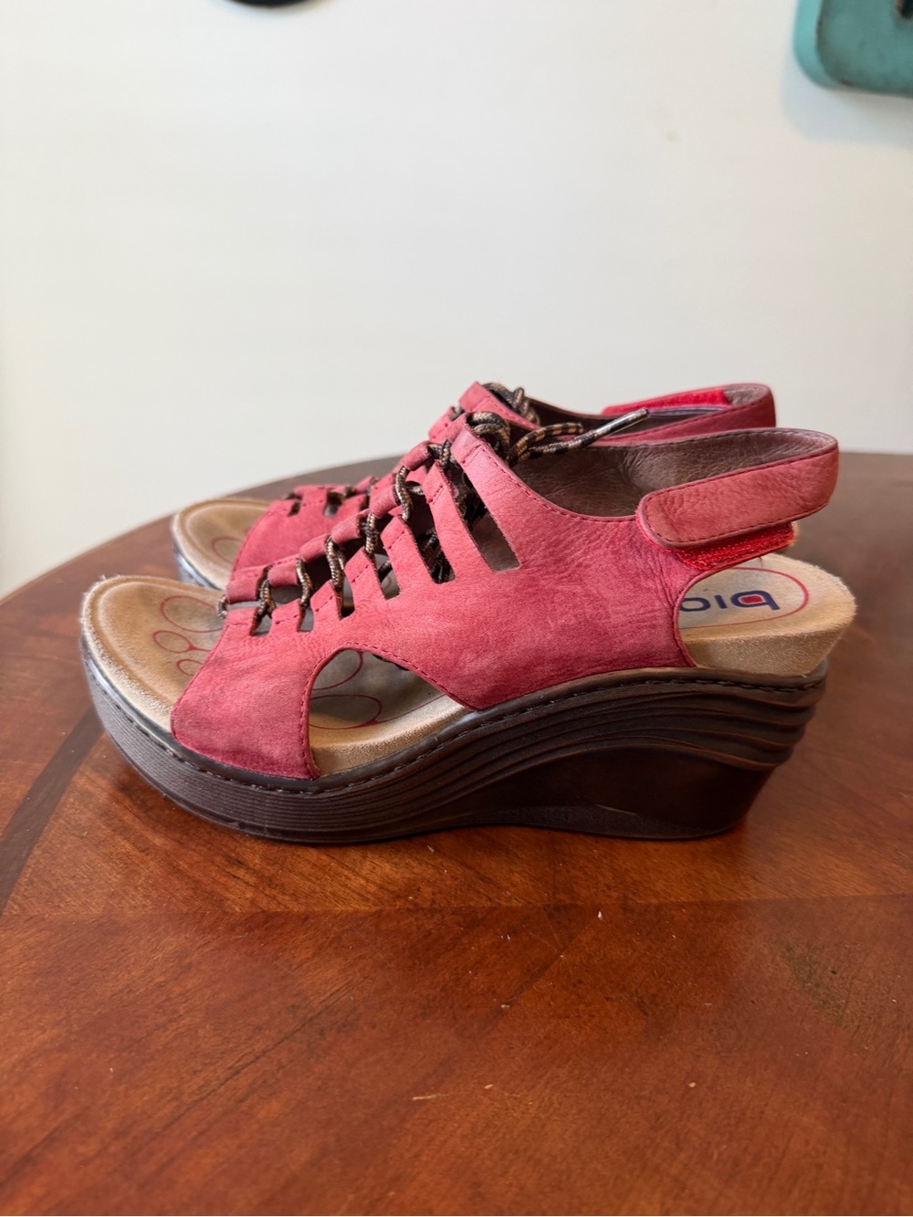 Bionica Sirus Red Suede Sandals Size 7.5 Peep Toe Wedges Lace Up Shoes